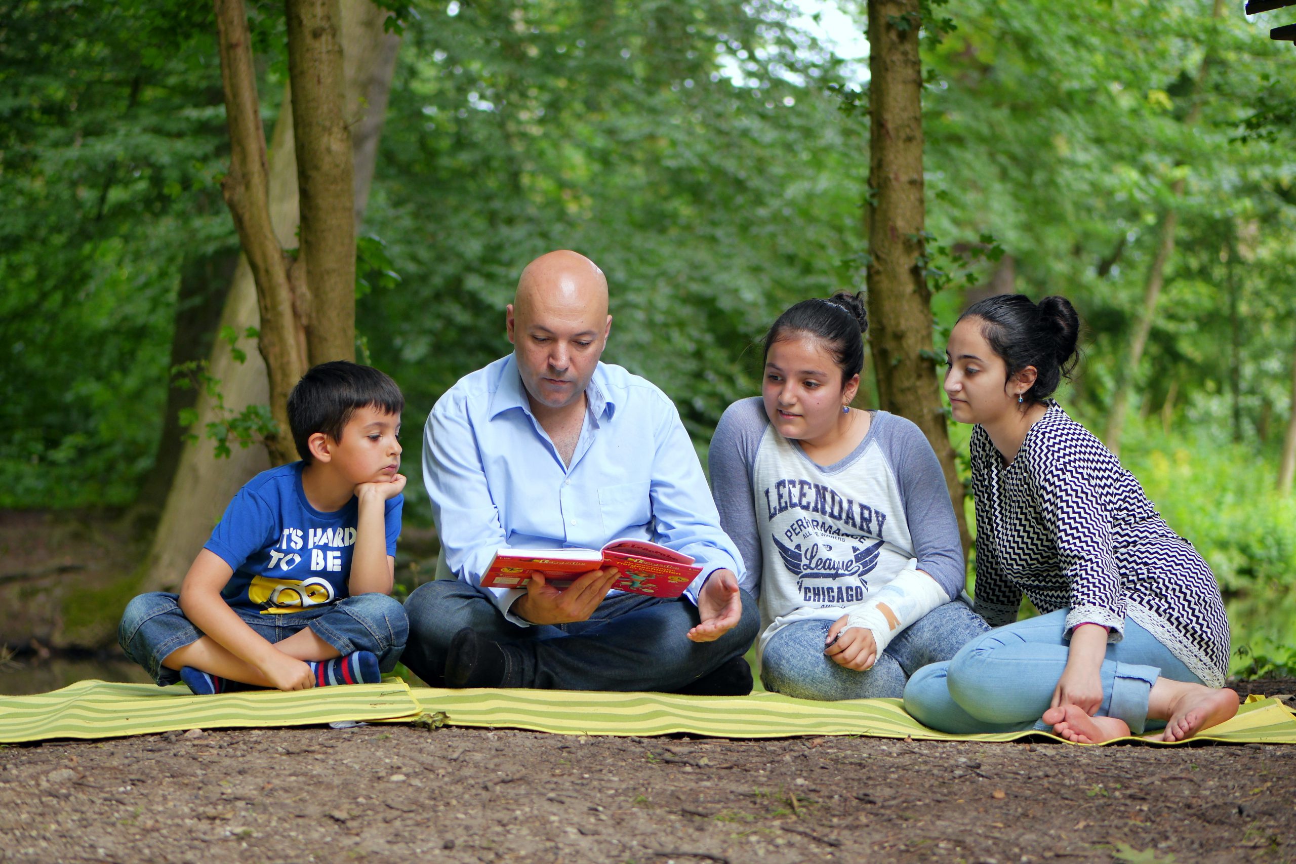 Portrait: Vater liest Kindern vor