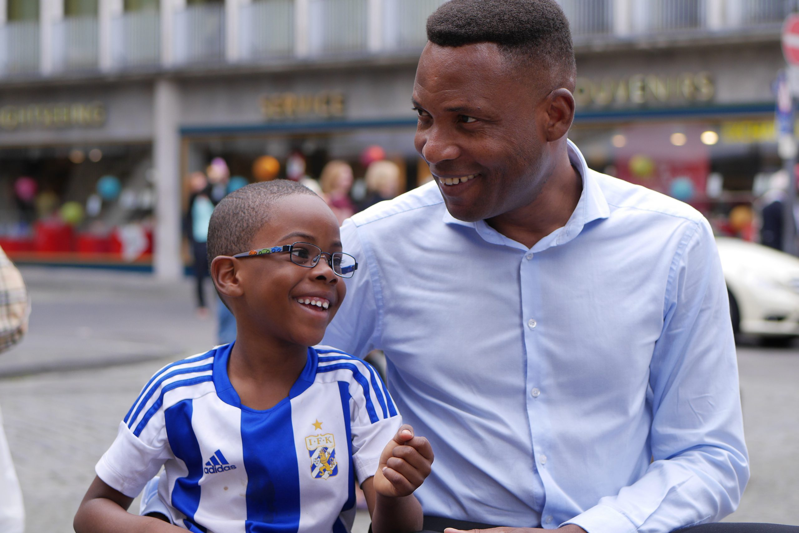 Portrait: Vater mit Sohn draussen