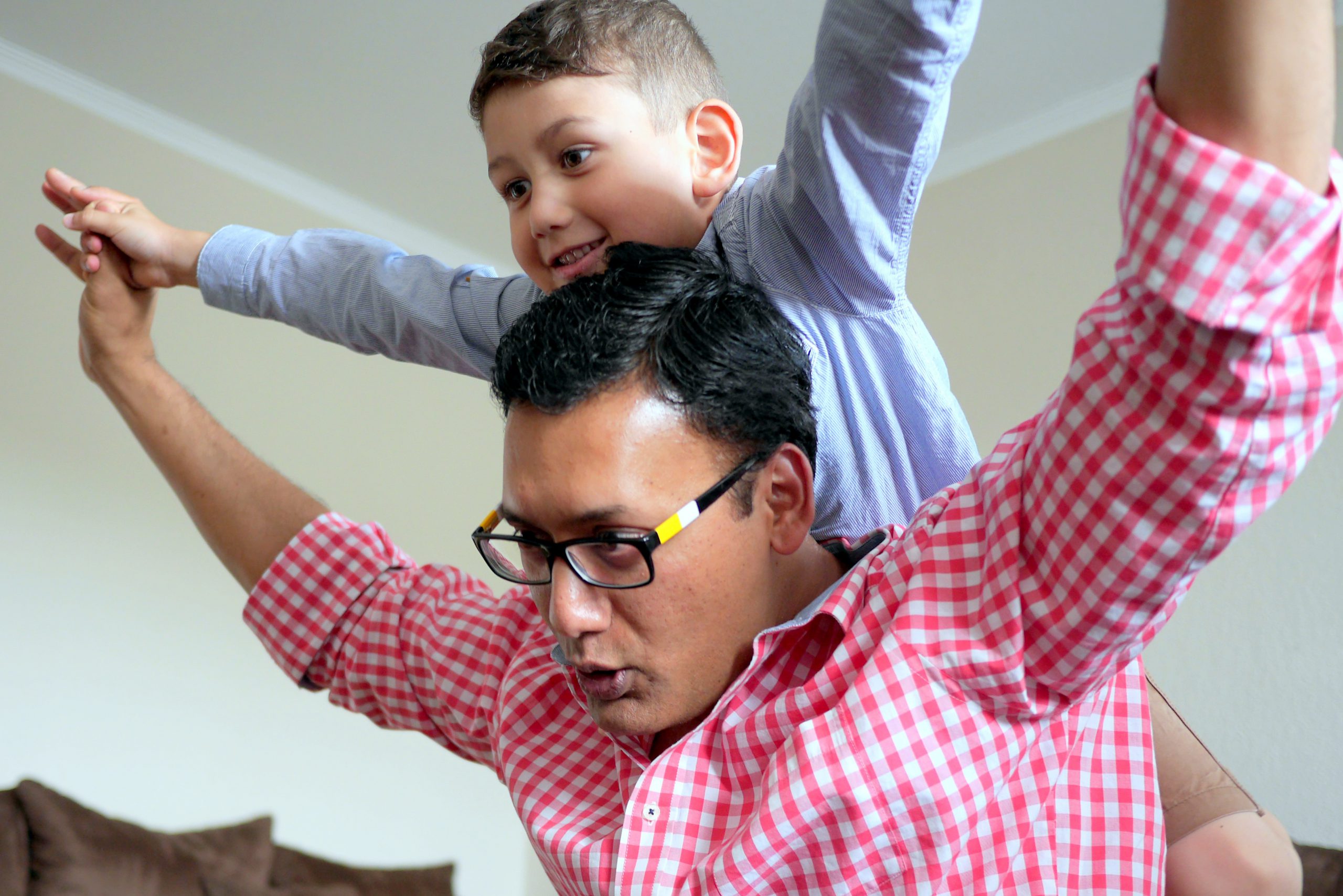 Portrait: Vater spielt mit Sohn Flugzeug